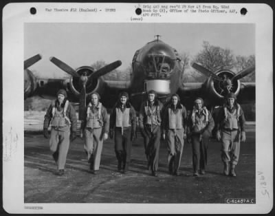 Consolidated > Lt. Colonel Nelson And Major Chapman With Personnel Of The 92Nd Bomb Group.  England, 30 December 1944.