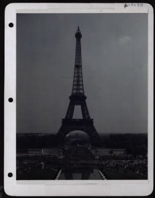 Thumbnail for Celebrations > Crowds Of Frenchmen And American Soldiers Watch The Plane Formation Flying By The Eiffel Tower, During The Outdoor Exposition Displaying Aircraft And Equipment Used In The Eto.