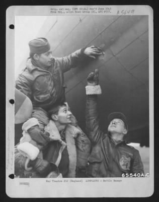 Battle Damage > Men Of The 401St Bomb Group Examine Hole In Fuselage Of A Boeing B-17 "Flying Fortress" - The Damage Was Caused By Flak Over Enemy-Held Territory.  England, 30 November 1943.