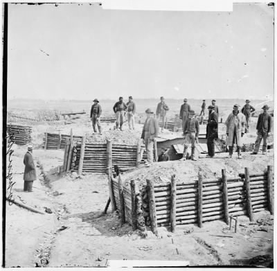 4417 - Petersburg, Va. Breastworks of the Confederate Fort Mahone ('Fort Damnation')