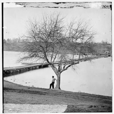 4889 - Pontoon bridge across the James River