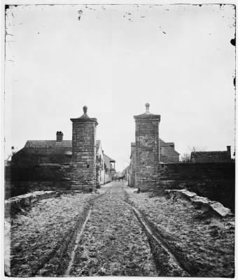 5765 - Saint Augustine, Fla. Entrance gate, with street and houses beyond