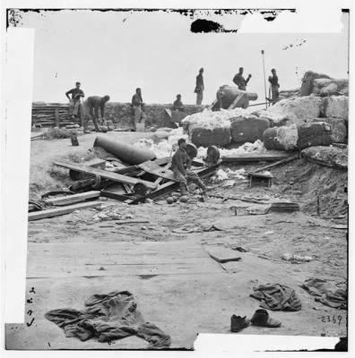 6239 - Yorktown, Va. Confederate fortifications reinforced with bales of cotton