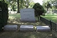 Thumbnail for 800px-Jackie_Robinson_Gravesite_1024.jpg