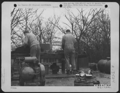 Propellers > Maintenance Men Of The 92Nd Bomb Group Repair Propellers Of A Boeing B-17 Flying Fortress.  England.  23 December 1944.