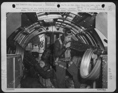 General > Waist Gunners of the Boeing B-17 Flying ofrtress, Invader II, (L to R) S/Sgt. Eldon R. Lapp, ofrt Wayne and S/Sgt. William D. King, Imperial, Tex.
