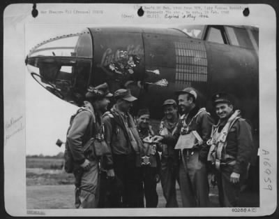 General > William Randolph Hearst, Jr., War Correspondent Of Ins (Fifth From Left) Photographed With The Crew Of A B-26 Marauder Of The 323Rd Bomb Group (Medium).  Mr. Hearst Had Flown On A Mission With This Crew Of The 9Th Af.