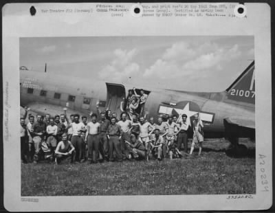 Consolidated > The Last Chapter In The Moosburg Story.  Prisoners Of War From Usaf Raf & Us Ground Forces Stand In Front Of Their Aircraft At A Field In Landshut, About 20 Kilometers From Moosburg, Where They Had Been Imprisoned.  Germany.