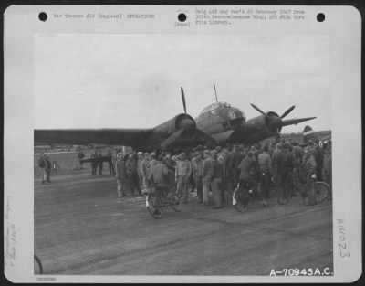 General > "Flying Circus" Briefing Of Members Of The 390Th Bomb Group In England.  28 April 1944.