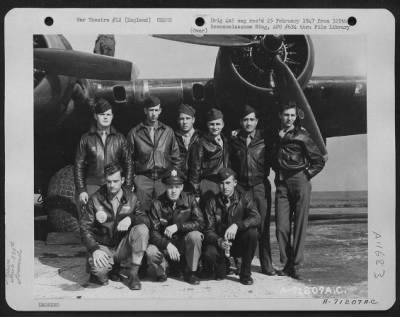 Thumbnail for General > Lt. Moody And Crew Of The Boeing B-17 "Flying Fortress" Of The 390Th Bomb Group Pose In Front Of Their Plane At Their Base In England On 15 September 1944.