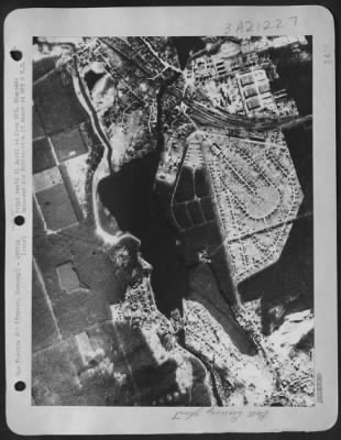 Consolidated > Straight To The Heart -- Boeing B-17 Flying Fortresses And Consolidated B-24 Liberators Of The Us 8Th Af Again Penetrated Germany'S Defenses To Strike Targets In Berlin, 8 March 44.  American Planes Approaching The Vkf Aircraft Bearings Plant (Lower Right