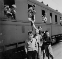 Schüler-Abschied am Haider Bahnhof.jpg