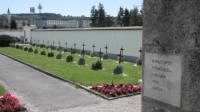 Monument am Ansfeldner Friedhof.jpg