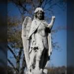 Angel_statue_at_Holy_Cross_Cemetery_in_Calumet_City,_Illinois.jpg